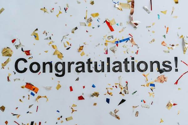 Ilustrasi contoh dialog congratulation dalam bahasa Inggris. Foto: Pexels