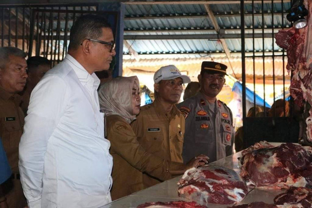 Pemkot Padang bersama satgas pangan melakukan monitoring harga kebutuhan bahan pokok dan pangan, Selasa (13/12/2022). Dokumentasi: Humas Kota Padang