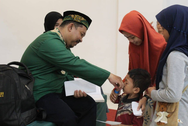 contoh akhlak yang baik (sumber; dokumen pribadi)