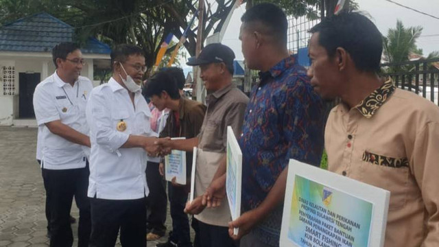 Gubernur Sulawesi Tengah Rusdy Mastura didampingi Kadis Kelautan dan Perikanan Moh Arif Ladjuba saat menyerahkan bantuan sarana prasarana tangkap ikan dan budidaya dari Dinas Kelautan dan Perikanan Provinsi Sulawesi Tengah kepada kelompok Nelayan di Sulteng, Rabu (14/12). Foto: Tim PaluPoso