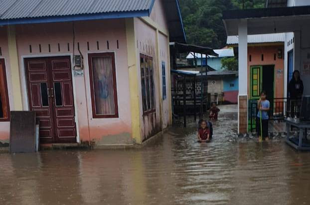 Banjir melanda desa di Tembalen, Kabupaten Bintan. Foto: Ismail/kepripedia.com