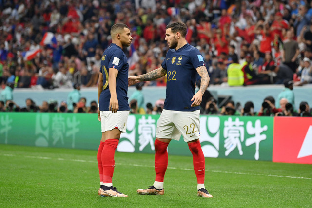 Selebrasi pemain Timnas Prancis Theo Hernandez dan Kylian Mbappe usai mencetak gol ke gawang Timnas Maroko pada pertandingan semifinal Piala Dunia 2022 Qatar di Stadion Al Bayt, Al Khor, Qatar. Foto: Dan Mullan/Getty Images