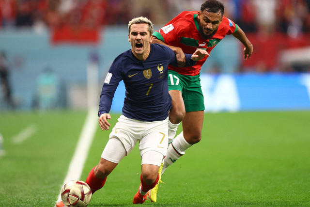 Pemain Timnas Prancis Antoine Griezmann berebut bola dengan pemain Timnas Maroko Sofiane Boufal pada pertandingan semifinal Piala Dunia 2022 Qatar di Stadion Al Bayt, Al Khor, Qatar. Foto: Carl Recine/REUTERS