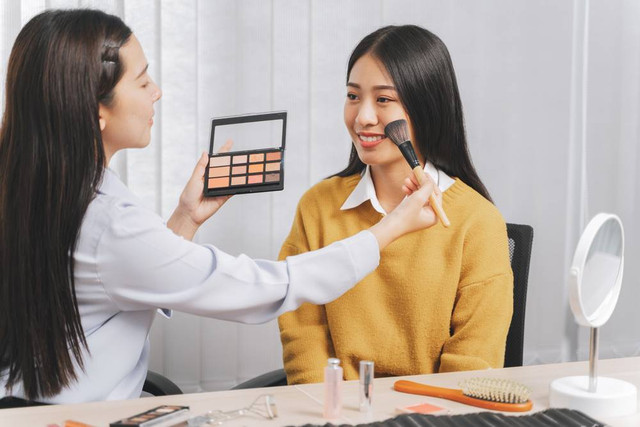 Tips memulai karier sebagai makeup artist (MUA). Foto: Shutterstock