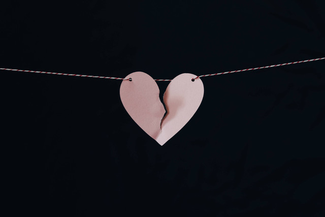 Ilustrasi Kata-kata Putus Cinta Sedih. Foto: Unplash/Kelly Sikkema.