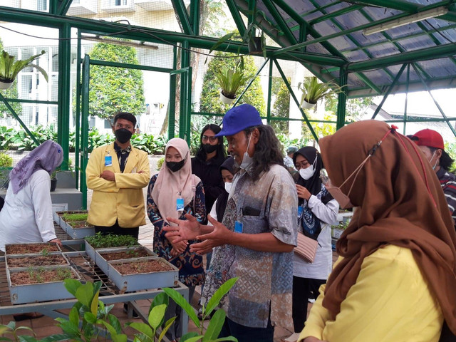KKN UNNES dan perwakilan desa Getassrabi sedang mengobservasi pengolahan sampah organik di Oasis Djarum Pada senin, 28 November 2022  