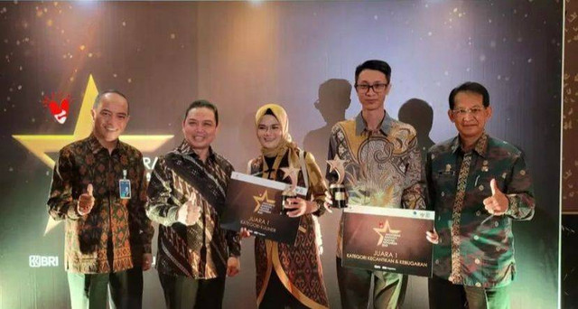 Owner 101 Coffee House, Sitha, didampingi Wakil Gubernur Kalbar, Ria Norsan, usai meraih penghargaan di ajang Bangga Buatan Indonesia. Foto: Dok Hi!Pontianak