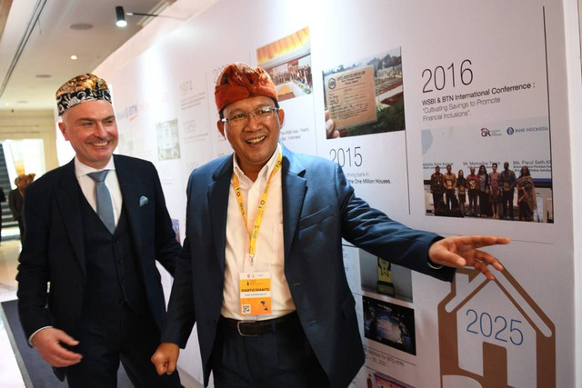 Dirut Bank BTN Haru Koesmahargyo dan Managing Director at World Savings and Retail Banking Institute & European Savings and Retail Banking Group di acara WSBI 2022, Bali, Kamis (15/12). Foto: Dok. Bank BTN
