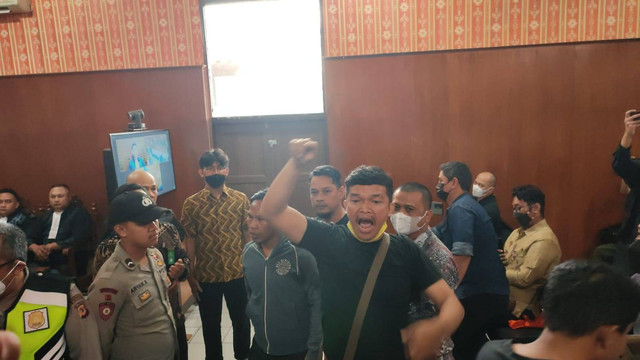 Korban Doni Salmanan mengamuk di PN Bale Bandung usai mendengar pembacaan putusan. Foto: Rachmadi Rasyad/kumparan