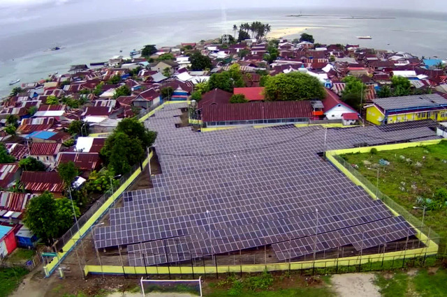 Foto udara suasana Pembangkit Listrik Tenaga Surya (PLTS) di Pulau Kodingareng, Kecamatan Sangkarrang, Makassar, Sulawesi Selatan, Kamis (15/12/2022). Foto: Abriawan Abhe/ANTARA FOTO