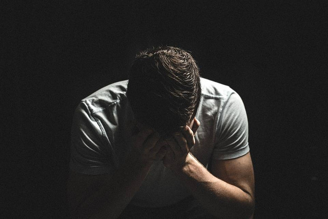 Ilustrasi laki-laki merenung (sumber : https://cdn.pixabay.com/photo/2017/08/10/03/47/guy-2617866_960_720.jpg)