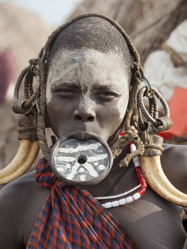 Ilustrasi piring bibir suku di Ethiopia. Foto: demidoff/Shutterstock