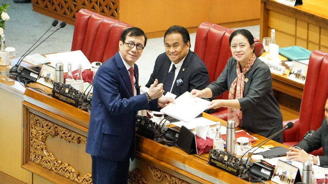 Menkum HAM, Yasonna Laoly, bersama Ketua DPR RI, Puan Maharani, saat menyerahkan laporan RUU Pengesahan Perjanjian antara Pemerintah Republik Indonesia dan Pemerintah Republik Singapura tentang Ekstradisi Buronan, telah disahkan menjadi UU pada rapat paripurna DPR RI, Kamis 15 Desember 2022. (Foto: Rangga/Kemenkumham)