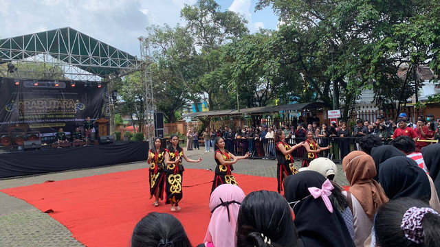 Tarian daerah asal Kalimantan Barat menjadi salah satu penampilan pembuka. Foto / Feni Yusnia