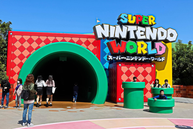 Pengunjung menikmati wahana Super Nintendo World. Foto: Usa-Pyon/Shutterstock