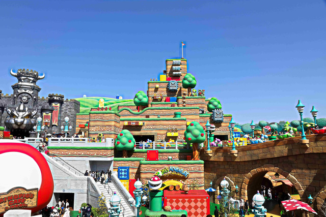 Pengunjung menikmati wahana Super Nintendo World. Foto: Usa-Pyon/Shutterstock