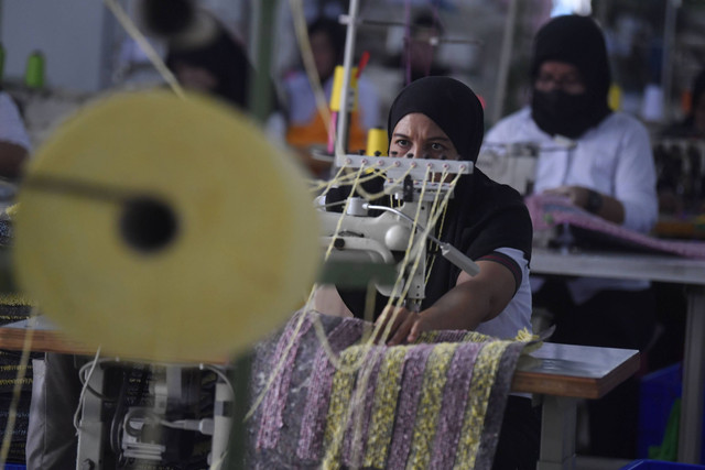 Sejumlah pekerja menyelesaikan keset di pabrik baru PT Klinko Karya Imaji Tbk, Gresik, Jawa Timur, Kamis (15/12/2022).  Foto: Zabur Karuru/Antara Foto