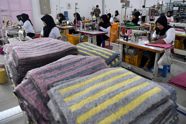 Sejumlah pekerja menyelesaikan keset di pabrik baru PT Klinko Karya Imaji Tbk, Gresik, Jawa Timur, Kamis (15/12/2022). Foto: Zabur Karuru/Antara Foto