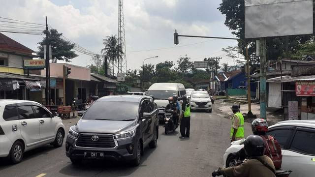 Suasana jalur menuju pantai di Gunungkidul yang dipadati kendaraan. Foto: erfanto/Tugu Jogja