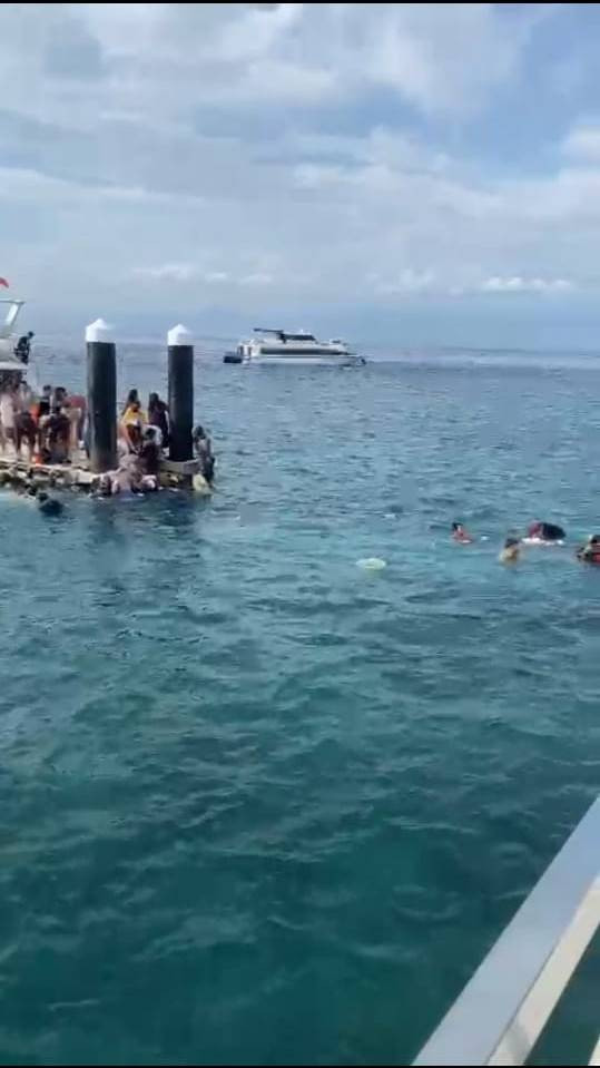 Jembatan penghubung antara ponton dan dermaga utama Pelabuhan Penyebrangan Banjar Nyuh ambruk di Desa Ped, Kecamatan Nusa Penida, Kabupaten Klungkung, Bali, Kamis (15/12/2022) pukul 16.45 WITA sore tadi. Foto: Dok. Istimewa