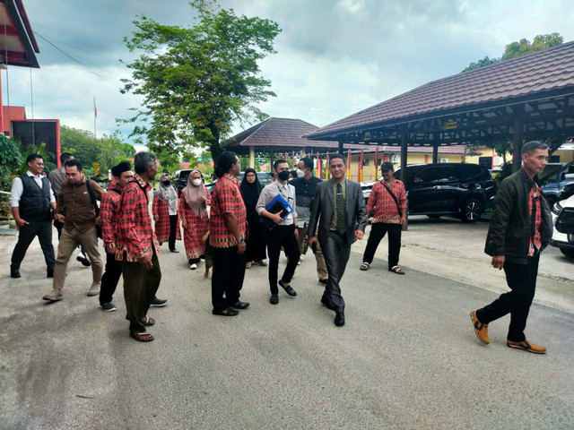 Sejumlah calon jemaah umrah di Palangka Raya didampingi kuasa hukum saat melapor ke Mapolda Kalteng.