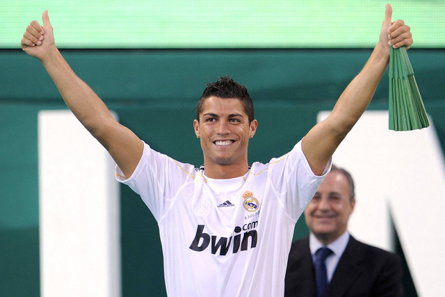 Pemain baru Real Madrid Cristiano Ronaldo selama presentasi resminya di stadion Santiago Bernabeu di Madrid pada 6 Juli 2009. Foto: Pierre-Philippe Marcou/AFP