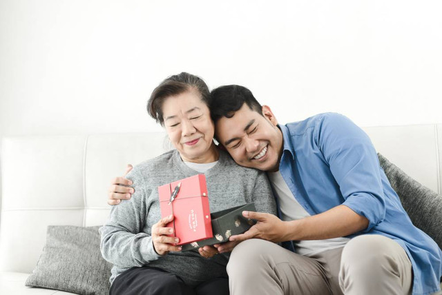 Ilustrasi memberi kado spesial untuk Hari Ibu. Foto: Happy Together/Shutterstock
