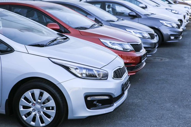 Sebelum menjual unit, sebaiknya cek mobil apa saja yang banyak dicari di pasaran agar cepat laku dan bisa raih harga jual terbaik. Foto: Shutterstock