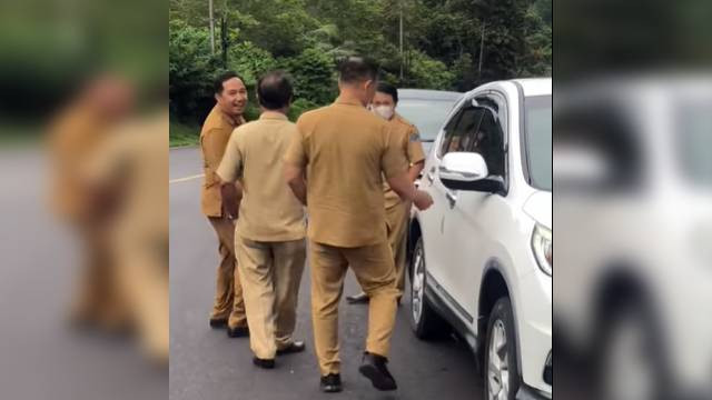 Sejumlah PNS asal Sulawesi Utara terekam dalam video yang viral lakukan pelecehan terhadap korban yang alami kecelakaan karena ulah para PNS ini menyerobot jalur lalu lintas di Kabupaten Minahasa Tenggara.