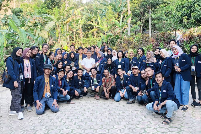 Bersama Mahasiswa dalam agenda 'Mahasiswa Berbakti' Foto: Dok. UAI