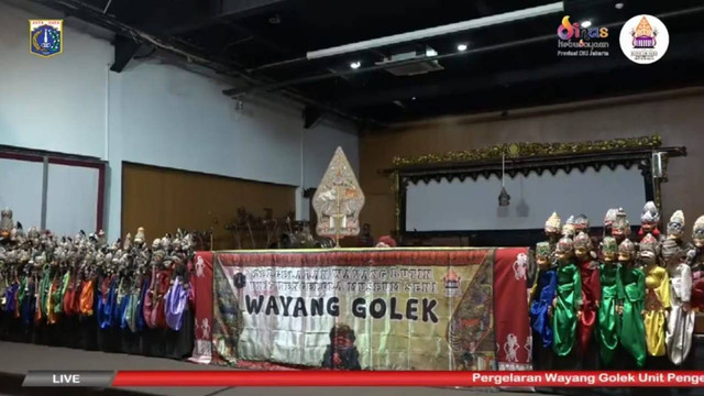 Foto screenshoot  saat  live streaming youtube pergelaran wayang golek 'Bandung Bandawasa' dengan dalang Ki Wardana .W. Kusuma di museum wayang Kota Tua.