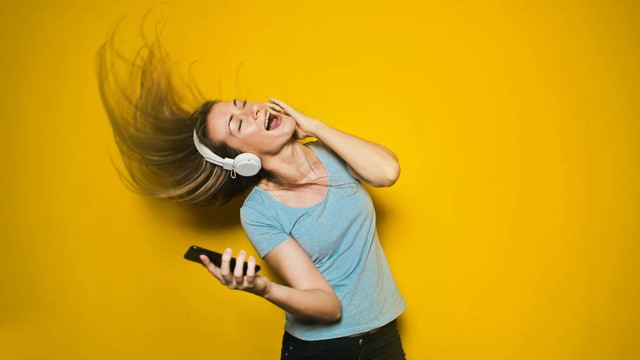 Ilustrasi pengguna headphone dengan noise canceling. Foto: Unsplash