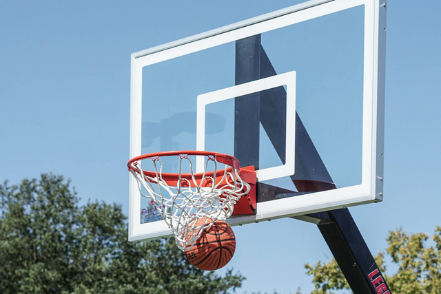 Ilustrasi Jelaskan Urutan Cara Mengoper Chest PassOperan Setinggi Dada Permainan Bola Basket (Foto: Izzy Park | Unsplash.com)