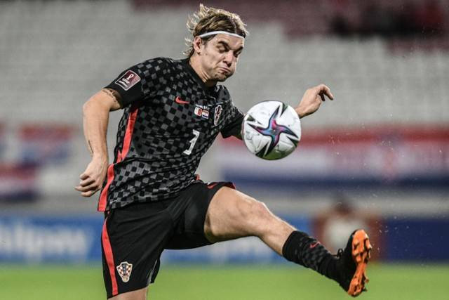 Bek Kroasia Borna Sosa mengontrol bola selama pertandingan sepak bola Grup H kualifikasi Piala Dunia Qatar 2022 antara Malta dan Kroasia pada 11 November 2021 di stadion nasional Ta'Qali di Attard, Malta. Foto: Matthew Mirabelli / AFP