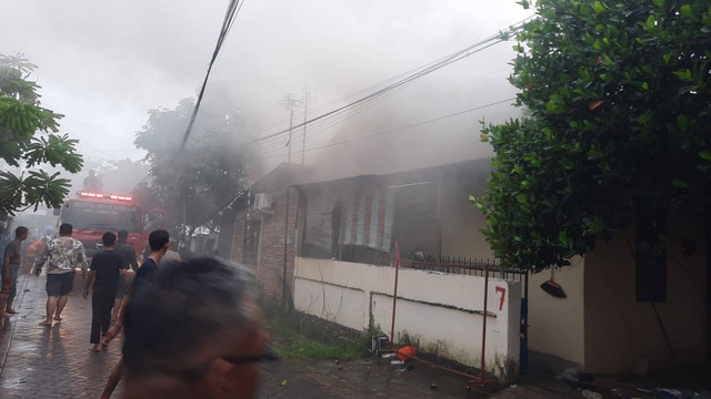 Asrama polisi di Makassar terbakar.