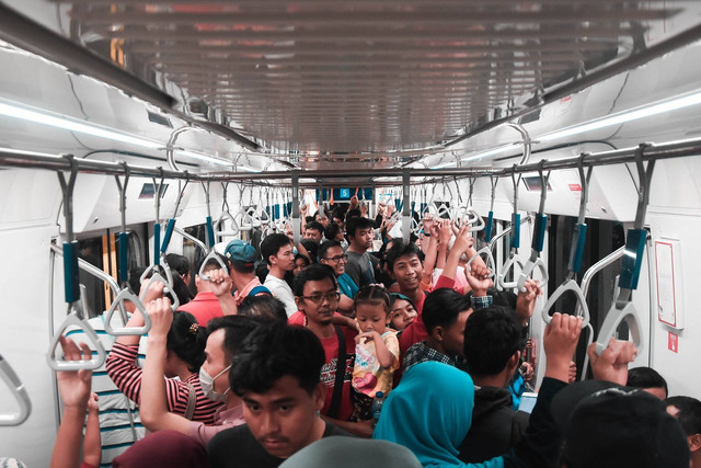 https://pixabay.com/photos/people-train-indonesia-jakarta-4295080/