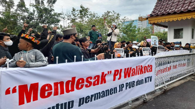 Unjuk rasa masyarakat di Pemko Pekanbaru mendesak izin hiburan malam dicabut. (LARAS OLIVIA/SELASAR RIAU)