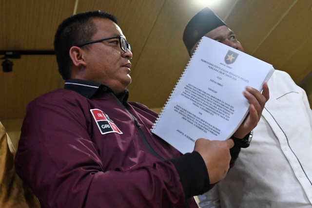 Ketua Tim Advokasi Hukum Partai Ummat Denny Indrayana menunjukkan berkas permohonan penyelesaian sengketa proses Pemilu 2024 di Bawaslu, Jakarta, Jumat (16/12/2022).  Foto: Aditya Pradana Putra/ANTARA FOTO