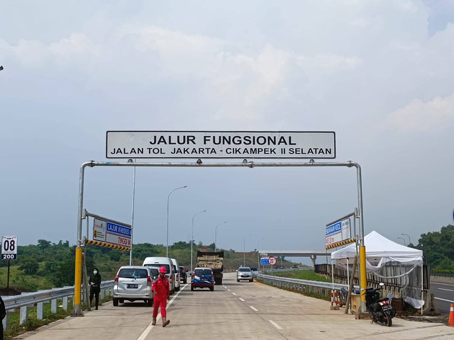 Gerbang Tol Kutanegara Jalan Tol Jakarta Cikampek II Selatan. Foto: Akbar Maulana/kumparan