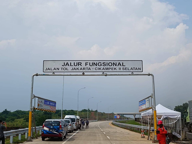 Gerbang Tol Kutanegara Jalan Tol Jakarta Cikampek II Selatan. Foto:  Akbar Maulana/kumparan
