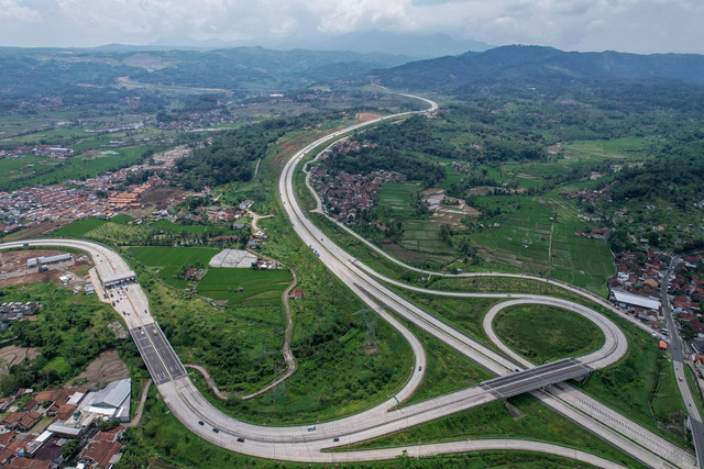 Foto udara kendaraan melintas di Simpang Susun Sumedang Jalan Tol Cileunyi-Sumedang-Dawuan (Cisumdawu), Kabupaten Sumedang, Jawa Barat, Jumat (16/12/2022). Foto: Raisan Al Farisi/Antara Foto