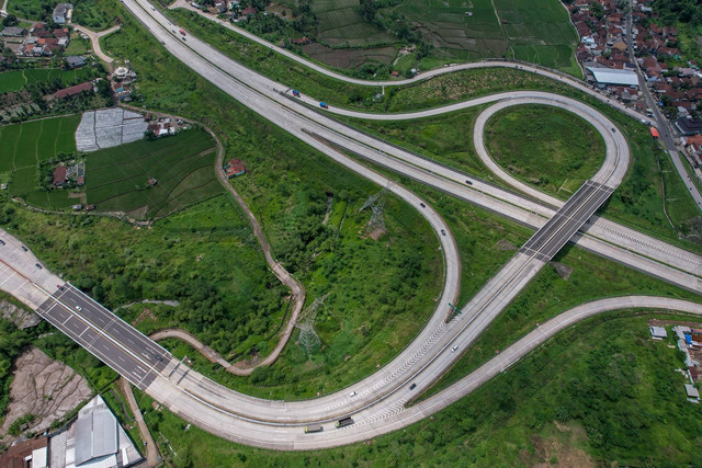 Foto udara kendaraan melintas di Simpang Susun Sumedang Jalan Tol Cileunyi-Sumedang-Dawuan (Cisumdawu), Kabupaten Sumedang, Jawa Barat, Jumat (16/12/2022). Foto: Raisan Al Farisi/Antara Foto