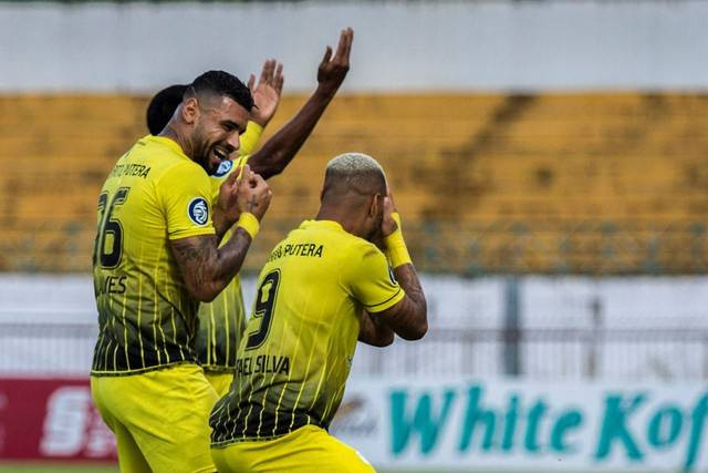 Pemain Barito Putera Rafael Feital Da Silva (kanan) berselebrasi bersama rekan setimnya usai mencetak gol ke gawang Persik Kediri pada BRI Liga 1 di Stadion Demang Lehman Martapura, Kabupaten Banjar, Kalimantan Selatan, Kamis (29/9/2022). Foto: Bayu Pratama S/ANTARA FOTO