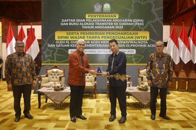 Pemerintah Aceh menerima penghargaan opini Wajar Tanpa Pengecualian (WTP) dari Kemenkeu RI, Jumat (16/12/2022) sore. Foto: Adpim Setda Aceh