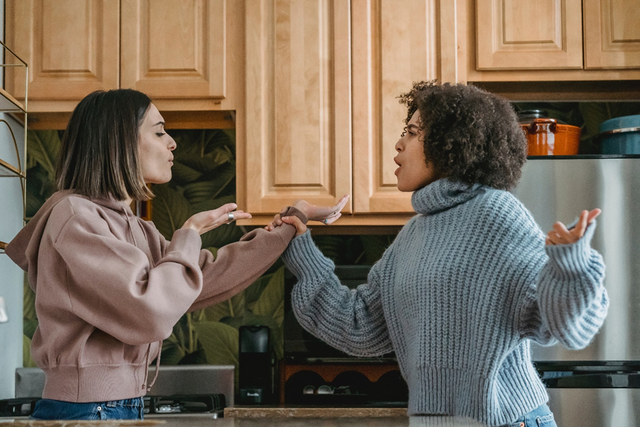 Figure 1(https://www.pexels.com/id-id/foto/wanita-dengan-sweater-abu-abu-berdiri-di-samping-wanita-dengan-sweater-abu-abu-6382677/)