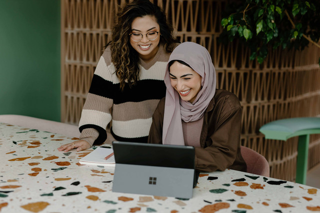 Kata-kata bisnis lucu. Foto: Unsplash/Microsoft 365.
