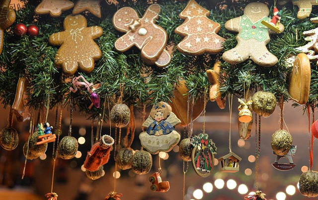 Ilustrasi Hias Pohon Natal yang Indah dan Menarik. (Foto: wal_172619 https://pixabay.com/id/)