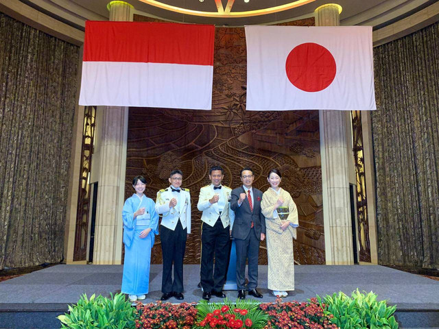 Atase Pertahanan Kedutaan Besar Jepang, Kapten Mizuno Hidenori, beserta istrinya (kiri), Rektor Universitas Pertahanan, Amarulla Octavian (tengah), dan Duta Besar Jepang untuk Indonesia, Kanasugi Kenji, beserta istrinya (kanan) pada Jumat (16/12). Foto: Jemima Shalimar/kumparan
