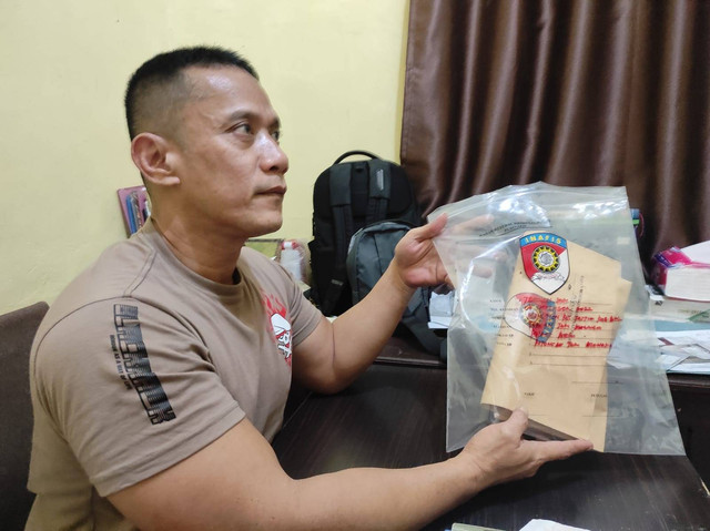 Keterangan foto: Anggota Kepolisian saat menunjukkan potongan jari manusia yang ditemukan dalam makanan dikirim ke dokter forensik RS Bhayangkara Titus Uly Kupang.