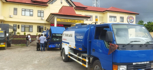 Keterangan foto: 2 unit mobil tangki pengangkut BBM ketika diamankan penyidik Satreskrim Polresta Kupang kota.